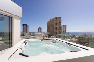 Bazén v ubytování Deluxe Apartment in Costa Adeje nebo v jeho okolí