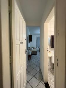 Dieses Zimmer verfügt über ein Bad mit einem Waschbecken und einem WC. in der Unterkunft KITNET ACONCHEGANTE A 3 MINUTOS DA PRAIA in Guarapari