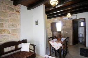 Posezení v ubytování Esperides Stone Houses + 37 fotografií