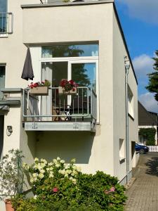 a building with a balcony with flowers on it at Atelier-Ferienwohnung in Mülheim an der Ruhr