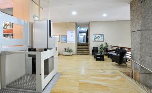 ein Büro mit einer Lobby mit Stühlen und einem Klavier in der Unterkunft Apartamentos Chinasol in Almuñécar