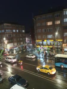 una concurrida calle por la noche con coches y autobuses en Mükemmel Konumda Lüx Business Concept Daire en Sivas