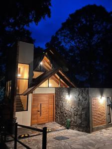 El edificio en el que está el chalet de montaña