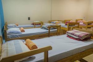 Un grupo de 4 camas en una habitación en Hostel Recanto da Serra, en Santo Antônio do Pinhal
