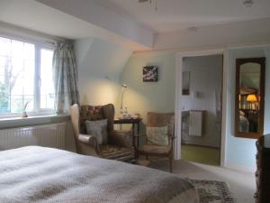 A seating area at Crossways House Bed and Breakfast 
