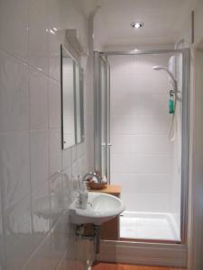 A bathroom at Crossways House Bed and Breakfast 