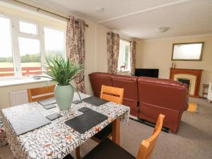 ein Wohnzimmer mit einem Tisch und einem Sofa in der Unterkunft Lochay Chalet in Killin
