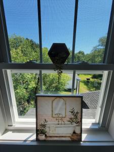 a room with a window with a picture of a bench at The Hidden Inn in South Kortright