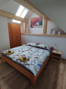 ein Schlafzimmer mit einem Bett mit zwei Hüten darauf in der Unterkunft Apartmaji Mojca in Bohinj