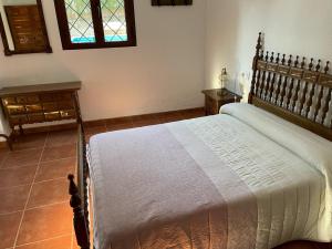 A bed or beds in a room at Casa Rural La Moraleja