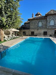 The swimming pool at or close to Casa Rural La Moraleja