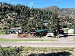 サウス・フォークにあるCozy cabin #4 at Aspen Ridge Cabinsの道路脇の小さな町 +1枚の写真