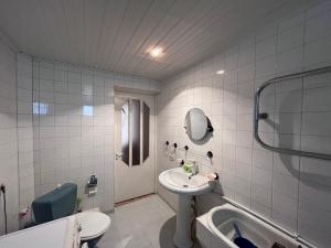 La salle de bains est pourvue d'un lavabo, de toilettes et d'une baignoire. dans l'établissement Apricot Tree B&B, à Yeghegnadzor