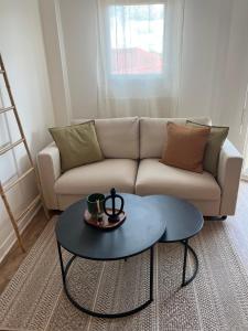 uma sala de estar com um sofá e uma mesa em Appartement Evry em Évry-les-Châteaux