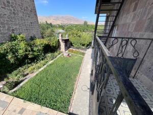 - une vue depuis le balcon d'une maison dans l'établissement Apricot Tree B&B, à Yeghegnadzor