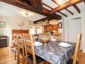 een keuken en eetkamer met een tafel en stoelen bij How End in Braithwaite