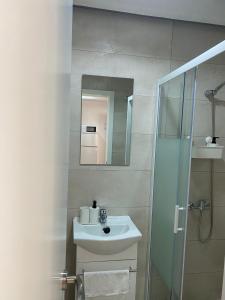 ein Badezimmer mit Waschbecken und Spiegel in der Unterkunft EL VENENCIADOR in Jerez de la Frontera + 9 Fotos