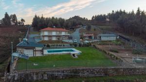 an aerial view of a house with a swimming pool at Sorte do Castelo in Marco de Canaveses