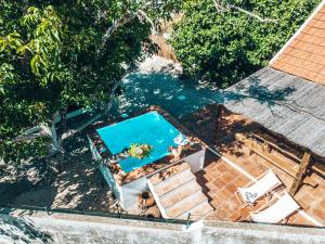 una vista aérea de una piscina con mesa y sillas en Cá Estamos ~ Hortacasa Portugal, en Santiago do Cacém