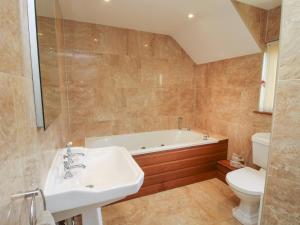 a bathroom with a sink and a tub and a toilet at Ellenhall Farm Cottage in Stafford +16 photos