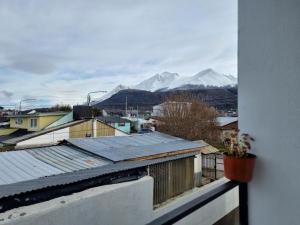 einen Balkon mit Blick auf die verschneiten Berge in der Unterkunft Yoppen: Duplex 2 dormitorios en Ushuaia in Ushuaia