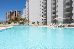 Bazén v ubytování Deluxe Apartment in Costa Adeje nebo v jeho okolí