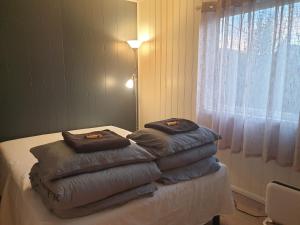 un montón de almohadas encima de una cama en Holiday Rooms en Gol