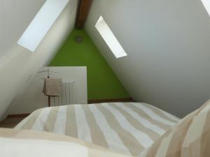 VoegtlinshoffenにあるGite du Meunierのベッドルーム(ベッド付)1室(屋根裏部屋)