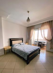 um quarto com uma cama e uma sala de jantar em Superbe appartement en résidence avec piscine em Casablanca