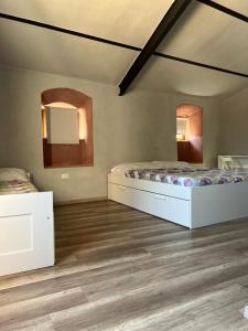 a room with two beds and two mirrors at B&B tre fiori in Taranta Peligna