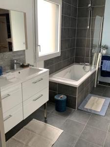 Kúpeľňa v ubytovaní maison de charme avec jardin,pacé,proche de Rennes