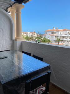 uma mesa e cadeiras numa varanda com vista em Superbe appartement en résidence avec piscine em Casablanca