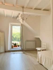 Camera bianca con letto e finestra di Jo Sedio Residenza, Bellezza e Relax Monti Lepini a Carpineto Romano