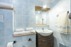 La salle de bains est pourvue d'un lavabo et d'un miroir. dans l'établissement Antico Forno Baunei, à Baunei