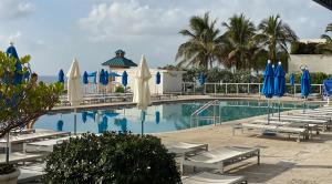 Swimmingpoolen hos eller tæt på Beachfront condo in Miami!