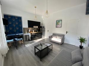 sala de estar con sofá y mesa en Appartement Centre ville Louviers, en Louviers