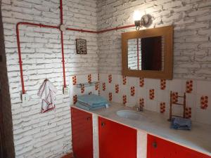 baño con lavabo rojo y espejo en Passa Quatro- CASA INTEIRA RUSTICA para até 9 pessoas en Passa Quatro