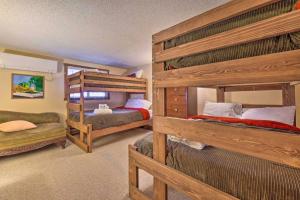 a bedroom with two bunk beds in a room at Ian's Camelback House in Tannersville +29 photos