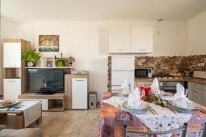 Apartment Radeki Glavica 112b في Loborika: مطبخ مع طاولة عليها طعام