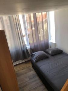 Tempat tidur dalam kamar di Toulon - Appartement - 6 pers - 2 ch