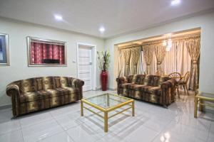 een woonkamer met twee banken en een salontafel bij Qamaras in Kaapstad