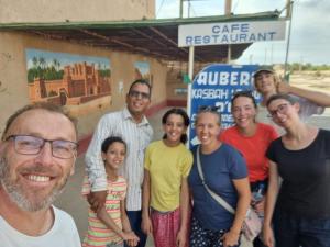 un groupe de personnes debout devant un bâtiment dans l'établissement Kasbah La Datte D'or, à Skoura