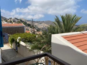 balkon z widokiem na miasto i góry w obiekcie Kleopatra Sweet Home w mieście Simi