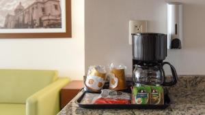 Příslušenství pro přípravu čaje a kávy v ubytování Holiday Inn Express and Suites Celaya by IHG