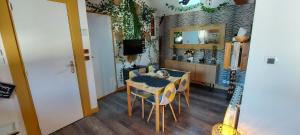 uma sala de jantar com uma mesa, cadeiras e um espelho em Honfleur centre ville avec garage privé em Honfleur