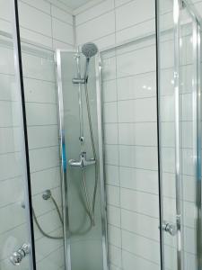um chuveiro com uma mangueira na casa de banho em FeelHome 2 bedrooms apartment Vidarsveg em Tromsø