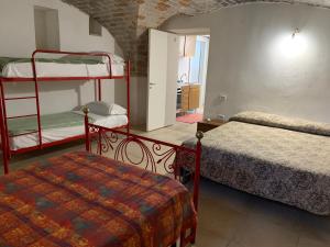 1 dormitorio con 2 literas y 1 cama sidx sidx sidx sidx sidx sidx sidx en Casa di campagna Villa De Luca, en Bellante