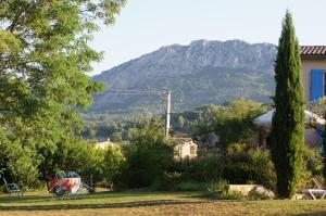 a view of a mountain from a yard with a house at Freundliches Haus mit Pool und großem Garten in Buis-les-Baronnies