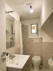 bagno bianco con lavandino e servizi igienici di Jo Sedio Residenza, Bellezza e Relax Monti Lepini a Carpineto Romano