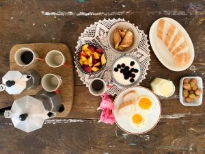un tavolo con prodotti per la colazione e tazze di caffè di Jo Sedio Residenza, Bellezza e Relax Monti Lepini a Carpineto Romano